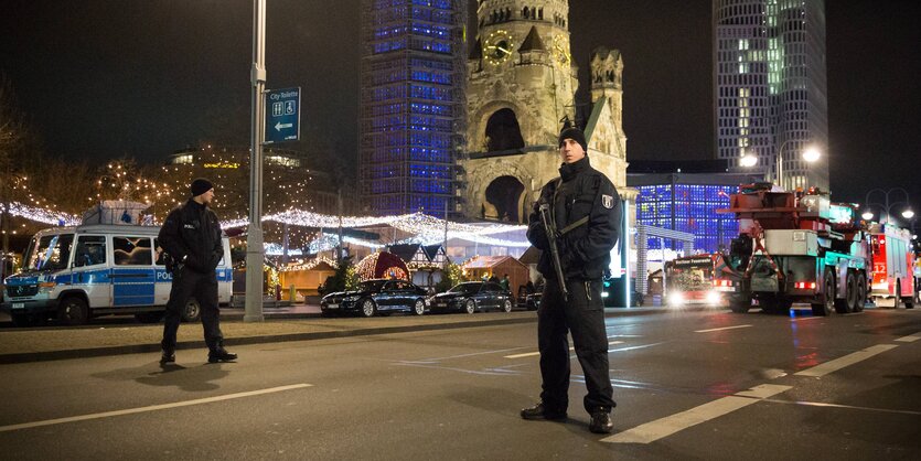 Polizisten am Breitscheidplatz in Berlin