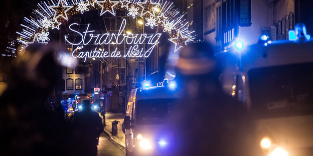 Einsatzkräfte der Polizei sichern einen Eingang zur Straßburger Altstadt und damit zum Weihnachtsmarkt