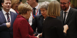 Angela Merkel und Theresa May unterhalten sich beim EU-Gipfel in Brüssel