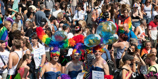 Eine bunte Menschenmenge beim Christopher Street Day