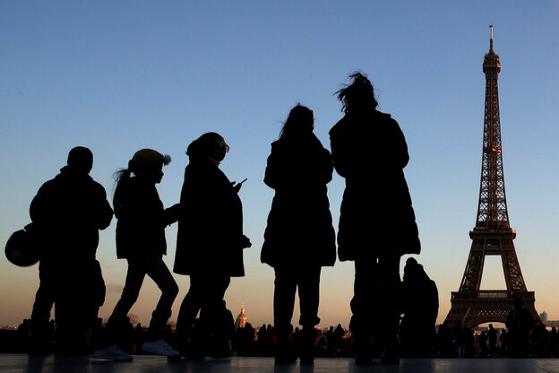 Fünf Touristen schauen auf den Eiffelturm in Paris