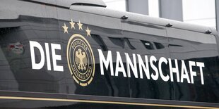 Bus mit Aufschrift "Die Mannschaft"