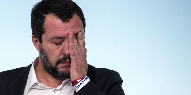 Matteo Salvini, Innenminister von Italien, reibt sich während einer Pressekonferenz das Gesicht