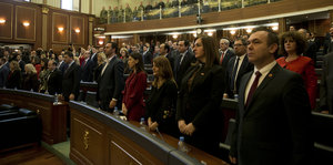Abgeordnete im kosovarischen Parlament vor der Abstimmung über eine eigene Armee am Freitag vormittag