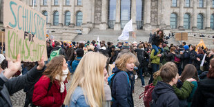 Viele Schüler*innen vor dem Reichstag