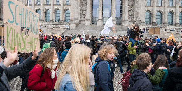 Viele Schüler*innen vor dem Reichstag