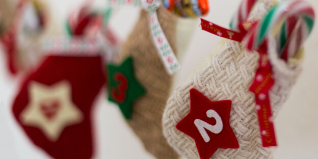 Adventskalender: Socken mit Nummern in denen Süßigkeiten stecken