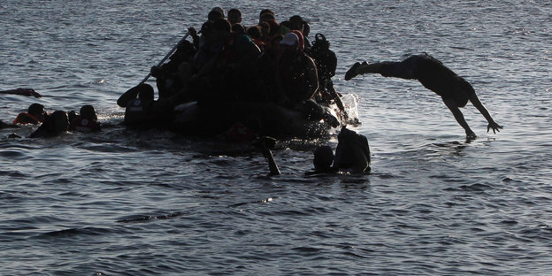 Schleuserprozess in Kiel: Mann springt mit einem Kopfsprung aus einem überladenen Schlauchboot