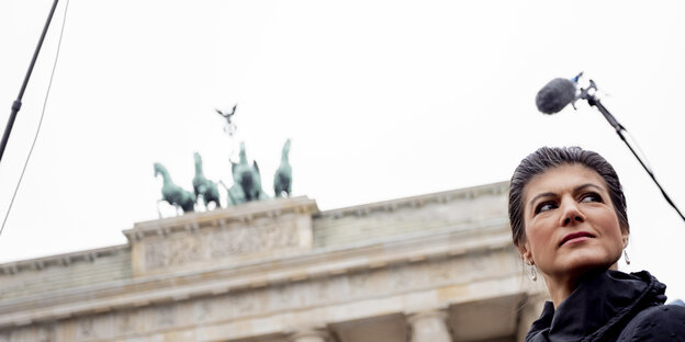 eine Frau vor dem Brandenburger Tor