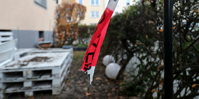 Ein Stück Polizei-Absperrband hängt an einem Tatort im Nürnberger Stadtteil St. Johannis.