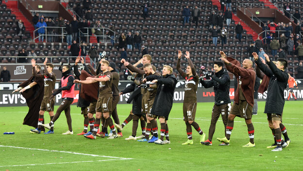 Die Spieler des FC St. Pauli jubeln nach dem Spiel gegen Fürth.