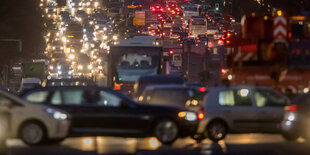 Autos stehen im Stau