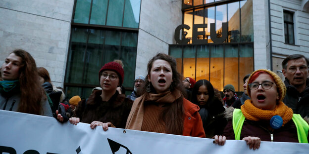 Demonstrierende vor der Central European University in Budapest, Ungarn