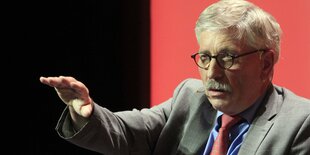 Thilo Sarrazin streckt die rechte Hand nach vorne