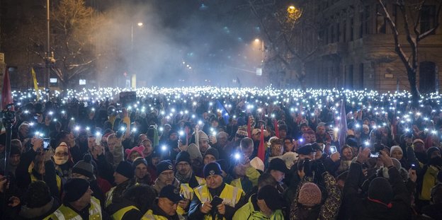Leuchtende Mobiltelefone beim Protest gegen die Regierung von Viktor Orbán am Sonntag in Budapest