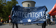 emonstranten protestieren mit einem Transparent mit der Aufschrift «gegen jeden Antisemitismus gegen Deutschland.