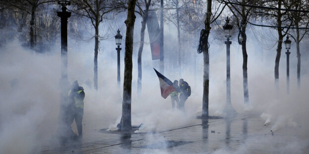 Tränengas wabert durch die Straßen von Paris