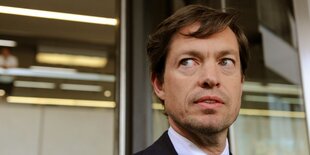 Nicolas Berggruen steht vor einem Karstadt-Geschäft