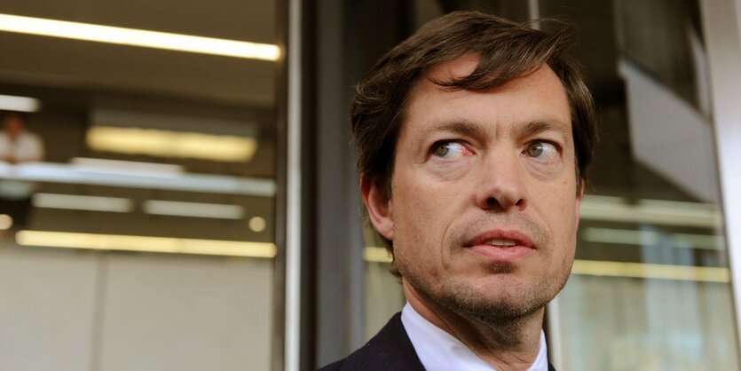 Nicolas Berggruen steht vor einem Karstadt-Geschäft