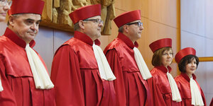 In Karlsruhe stehen Richter des Bundesverfassungsgerichtes in roten Roben