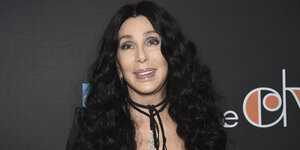 Cher, eine Frau mit langen schwarzen lockigen Haaren