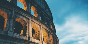 Das Kolosseum in Rom vor blauem Himmel