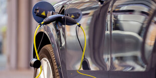 Ein Ladekabel steckt an einem Auto.