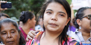 Imelda Cortez, eine 20-jährige Angeklagte aus El Salvador, kommt nach ihrem Freispruch aus dem Gerichtsgebäude