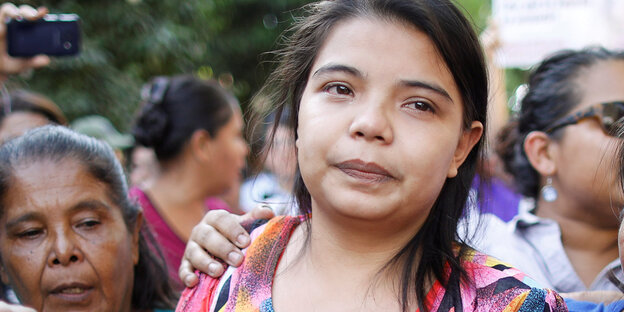 Imelda Cortez, eine 20-jährige Angeklagte aus El Salvador, kommt nach ihrem Freispruch aus dem Gerichtsgebäude