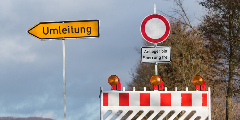 Eine Straßensperre steht auf der Bundestraße B83 im Landkreis Holzminden