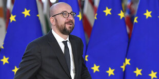 Der belgische Premierminister Charles Michel vor EU-Flaggen