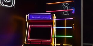 Facebook-Logo auf einer Jukebox