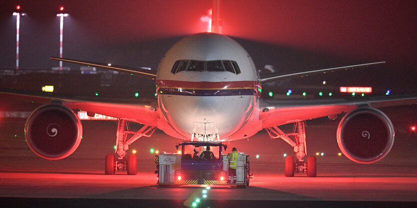 Ein Flugzeug wird rot beleuchtet