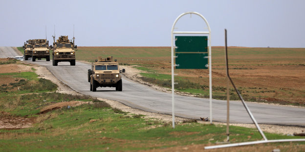 Militärfahrzeuge auf einer Straße durch unbebautes Land
