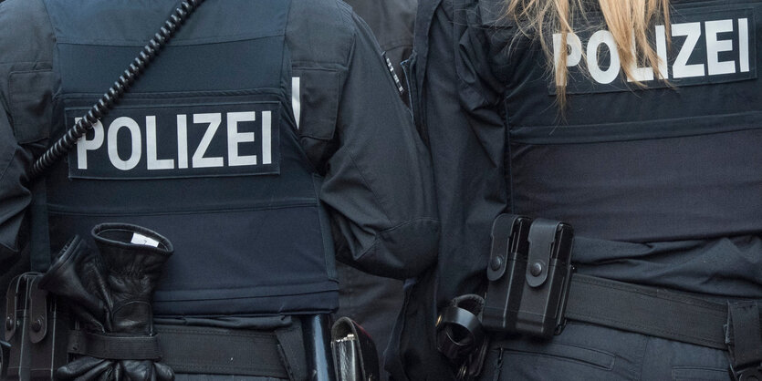 Die Rücken zweier Polizisten in Uniform