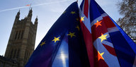 Eine EU- und eine britische Flagge vor dem House of Parliament in London