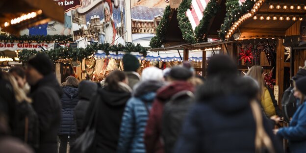 Viele Leute flanieren über den Weihnachtsmarkt am Berliner Breitscheidplatz
