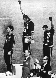 Tommie Smith (Mitte) und John Carlos bei den Olympischen Sommerspielen in Mexiko 1968 strecken bei der Siegerehrung ihre geballte Faust für die Bewegung «Black Power»