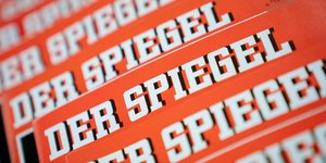 Cover des Nachrichtenmagazins „Der Spiegel“ liegen übereinander