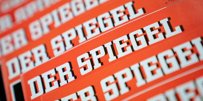 Cover des Nachrichtenmagazins „Der Spiegel“ liegen übereinander