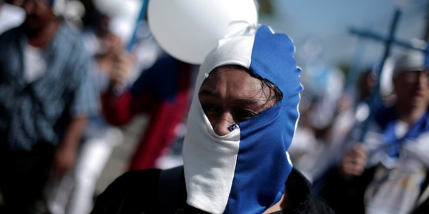 Ein Mann protestiert gegen Nicaraguas Präsident Ortega