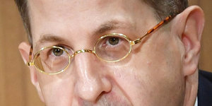 Hans-Georg Maaßen trägt eine goldene runde Brille