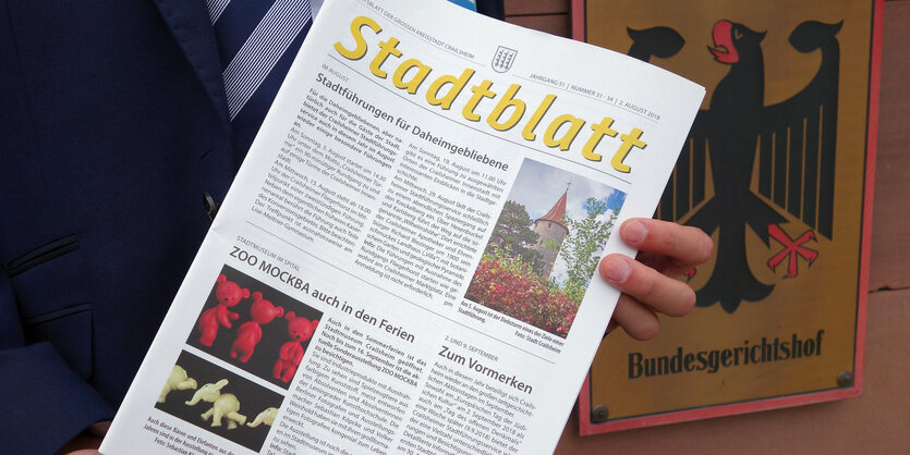 Das Crailshaimer Stadtblatt, im hintergrund das Schild des Bundesgerichtshof