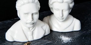 Karl Liebknecht und Rosa Luxemburg als kleine Keramikfiguren – es handelt sich um einen Pfeffer- und Salzstereuer