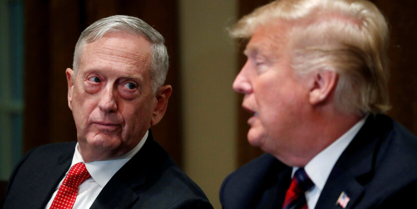 US-Verteidigungsminister James Mattis guckt Donald Trump an