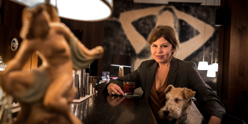 Kerstin Ehmer sitzt in einer Bar