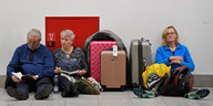 Gestrandete Passagiere am Freitag auf dem Flughafen Gatwick