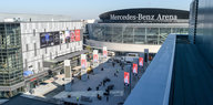 Das Bild zeigt die Mercedes Benz Arena hinter dem neuen Mercedes Platz in Berlin-Friedrichshain, graue Gebäude aus Glas und Beton.