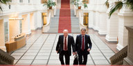 Zwei Männer laufen durch eine herrschaftliches Gebäude