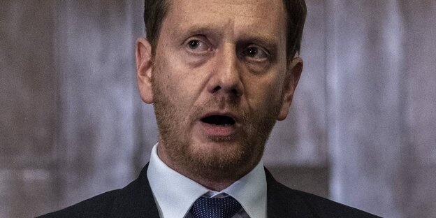 Der sächsische Ministerpräsident Kretschmer mit Mikrophon, diskutierend Der sächsische Ministerpräsident Kretschmer mit Mikrophon, diskutierend